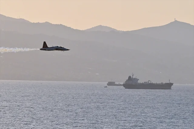 Türk Yıldızlarının Trabzon Semalarında Büyüleyici Gösterisi