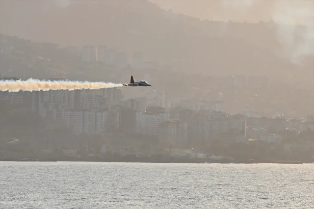 Türk Yıldızlarının Trabzon Semalarında Büyüleyici Gösterisi
