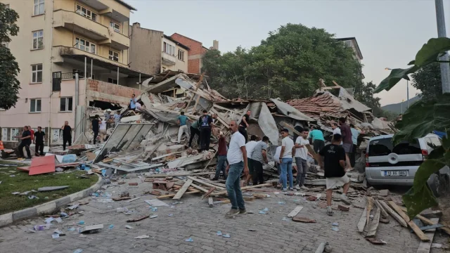 Balıkesir'de Şiddetli Deprem Halkı Telaşa Sürükledi
