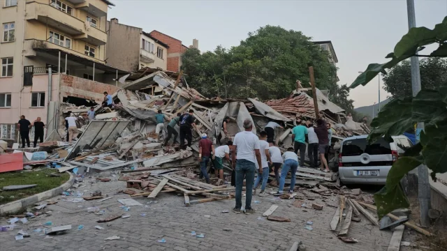 Balıkesir'de Şiddetli Deprem Halkı Telaşa Sürükledi