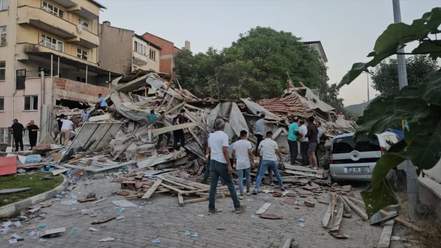Balıkesir'de Şiddetli Deprem Halkı Telaşa Sürükledi
