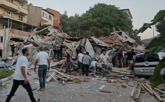 Balıkesir'de Şiddetli Deprem Halkı Telaşa Sürükledi