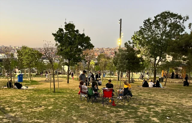 Balıkesir Depremi Sonrası İstanbullular Parklara ve Millet Bahçelerine Akın Etti