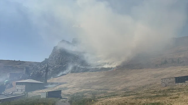 Kars Kalesi'ne Yakın Çıkan Anız Yangını Kontrol Altına Alınd...