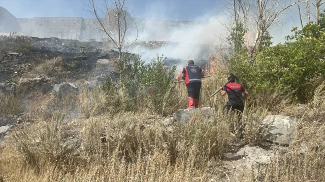 Kars Kalesi'ne Yakın Çıkan Anız Yangını Kontrol Altına Alındı