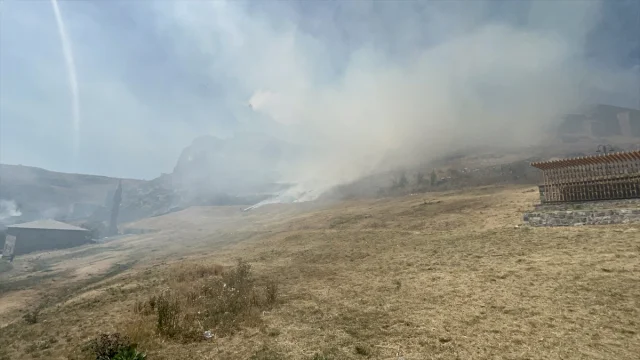Kars Kalesi'ne Yakın Çıkan Anız Yangını Kontrol Altına Alındı