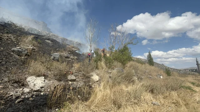 Kars Kalesi'ne Yakın Çıkan Anız Yangını Kontrol Altına Alındı