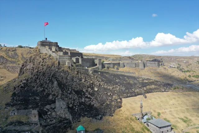 Kars Kalesi'ne Yakın Çıkan Anız Yangını Kontrol Altına Alındı