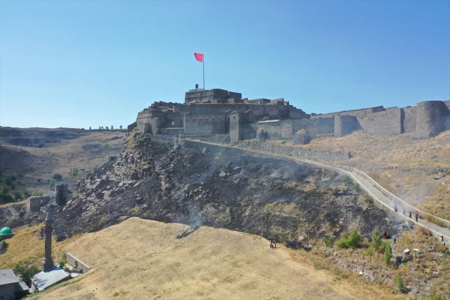 Kars Kalesi'ne Yakın Çıkan Anız Yangını Kontrol Altına Alındı