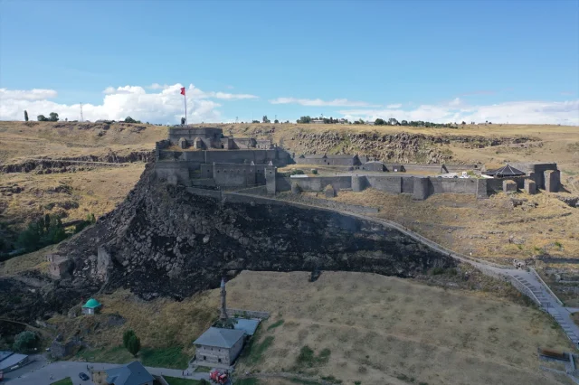 Kars Kalesi'ne Yakın Çıkan Anız Yangını Kontrol Altına Alındı