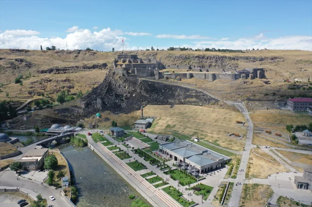 Kars Kalesi'ne Yakın Çıkan Anız Yangını Kontrol Altına Alındı