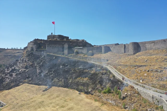 Kars Kalesi'ne Yakın Çıkan Anız Yangını Kontrol Altına Alındı
