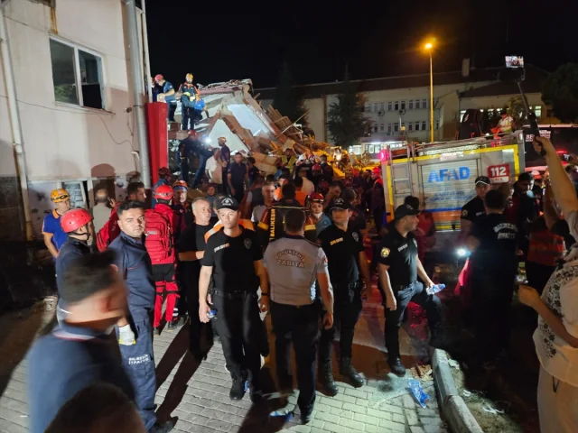 Balıkesir'de 6.1 Büyüklüğündeki Deprem Sonrası Kurtarma Çalı...