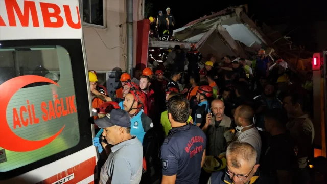 Balıkesir'de 6.1 Büyüklüğündeki Deprem Sonrası Kurtarma Çalışmaları Devam Ediyor