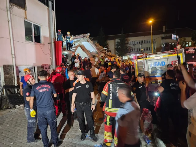 Balıkesir'de 6.1 Büyüklüğündeki Deprem Sonrası Kurtarma Çalışmaları Devam Ediyor