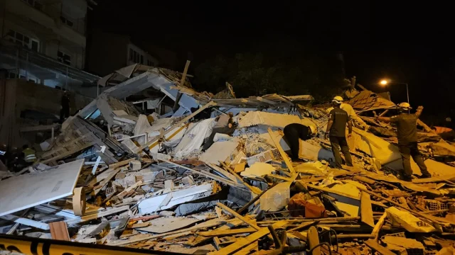Balıkesir'de 6.1 Büyüklüğündeki Deprem Sonrası Kurtarma Çalışmaları Devam Ediyor
