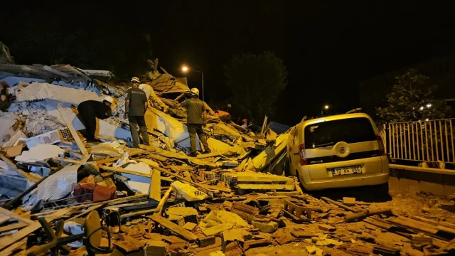 Balıkesir'de 6.1 Büyüklüğündeki Deprem Sonrası Kurtarma Çalışmaları Devam Ediyor