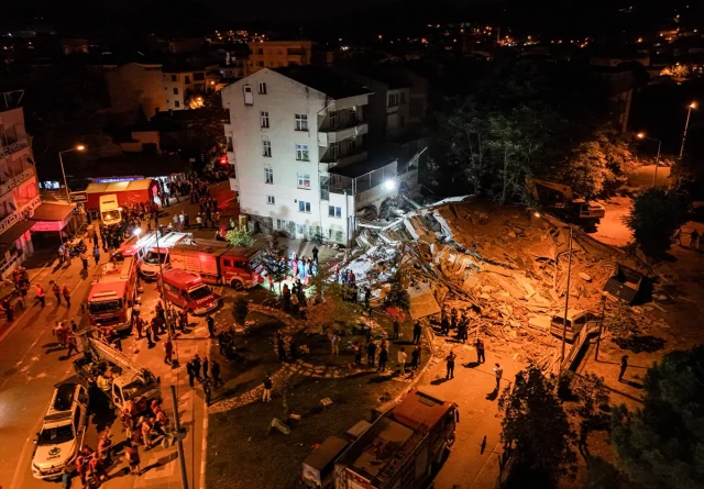 Balıkesir Sındırgı'da Depremin Ardından Yaşam Mücadelesi