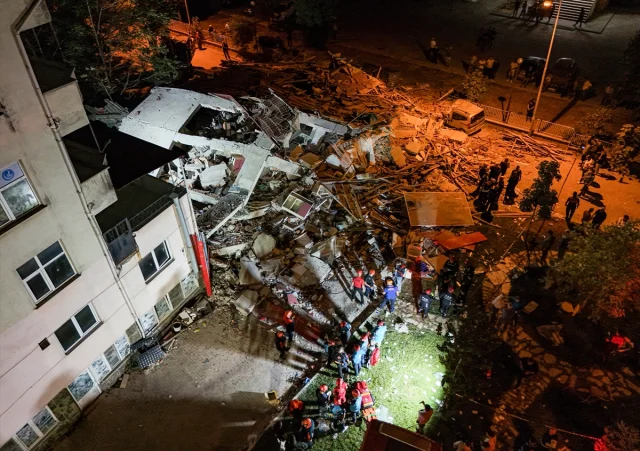 Balıkesir Sındırgı'da Depremin Ardından Yaşam Mücadelesi