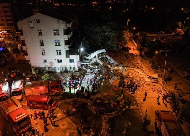 Balıkesir Sındırgı'da Depremin Ardından Yaşam Mücadelesi