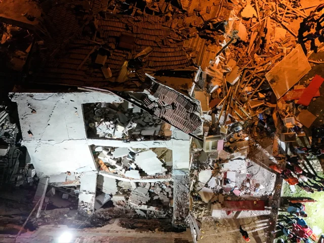 Balıkesir Sındırgı'da Depremin Ardından Yaşam Mücadelesi