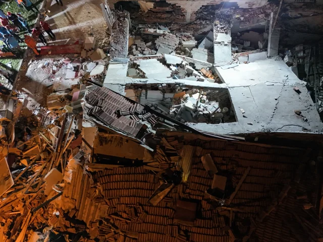 Balıkesir Sındırgı'da Depremin Ardından Yaşam Mücadelesi