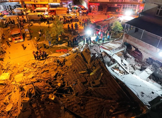 Balıkesir Sındırgı'da Depremin Ardından Yaşam Mücadelesi