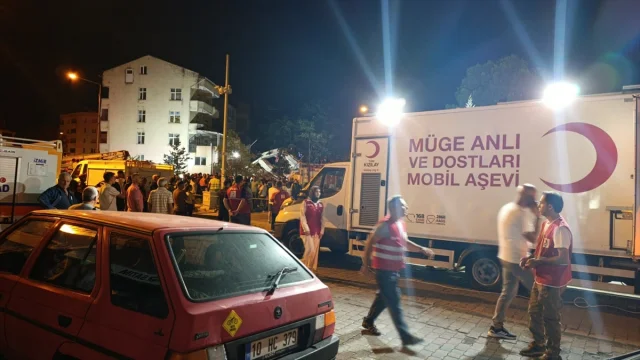 Türk Kızılay'ın Deprem Sonrası Balıkesir'deki Destek Faaliye...