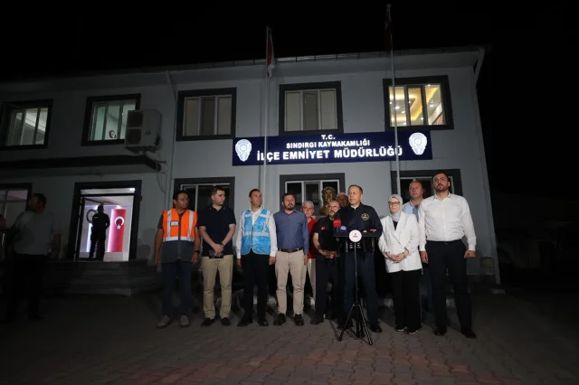 Balıkesir'de Deprem Sonrası Hızlı Müdahale: İçişleri Bakanı Yerlikaya Sındırgı'da