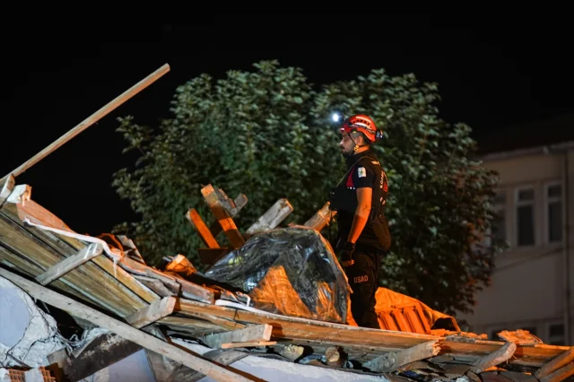 Balıkesir Sındırgı'da Depremin Ardından Yaşam Mücadelesi