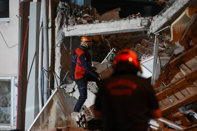 Balıkesir Sındırgı'da Depremin Ardından Yaşam Mücadelesi