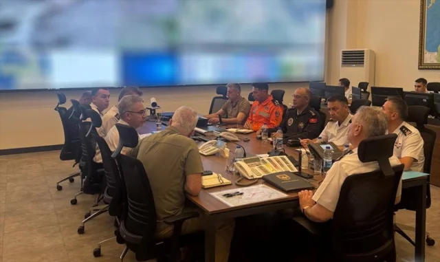 Jandarma Balıkesir'deki Deprem Sonrası Hızla Harekete Geçti