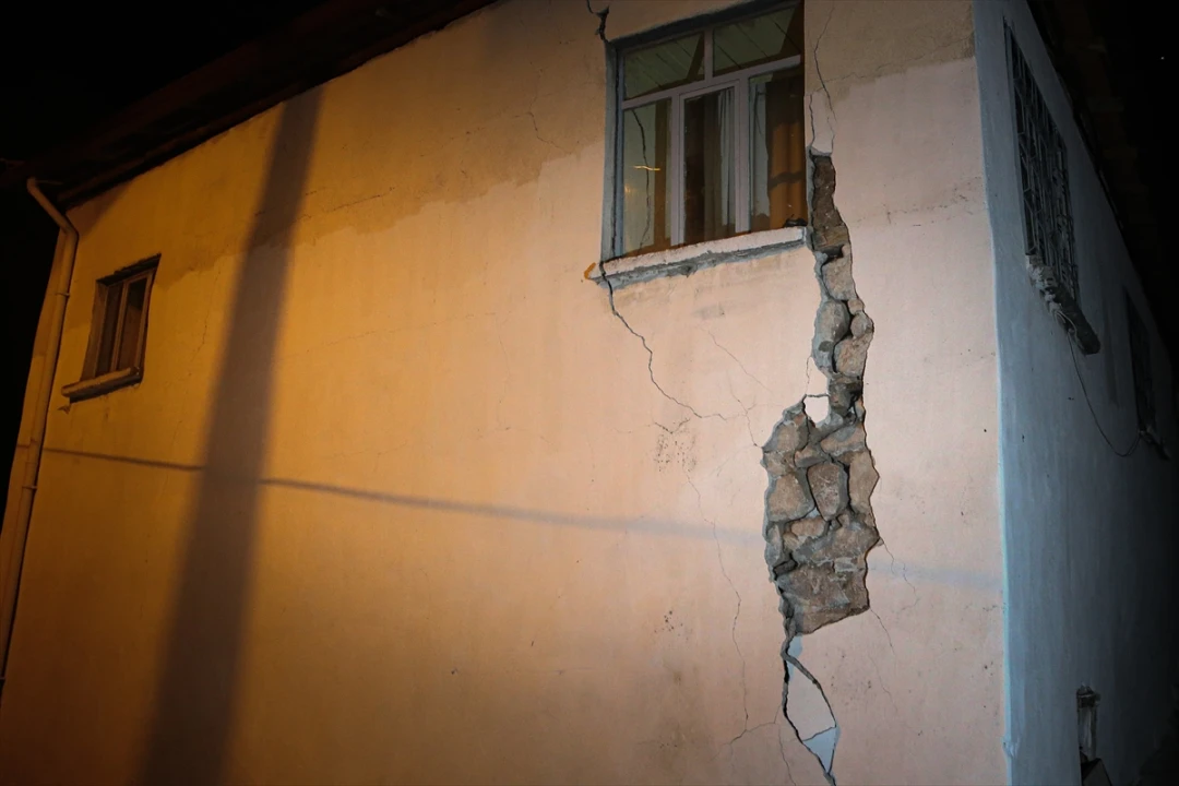 Balıkesir'deki Şiddetli Deprem Kırsal Mahalleyi Sarstı