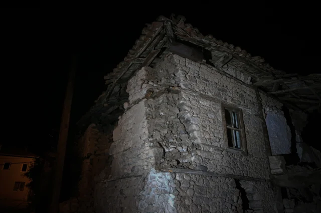 Balıkesir'deki Şiddetli Deprem Kırsal Mahalleyi Sarstı