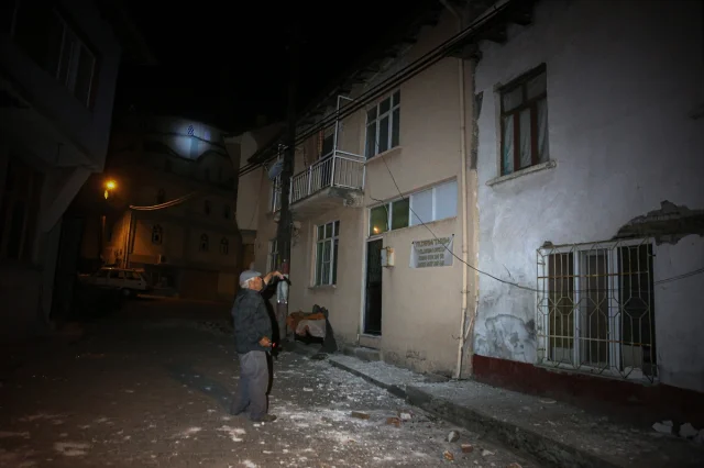 Balıkesir'deki Şiddetli Deprem Kırsal Mahalleyi Sarstı