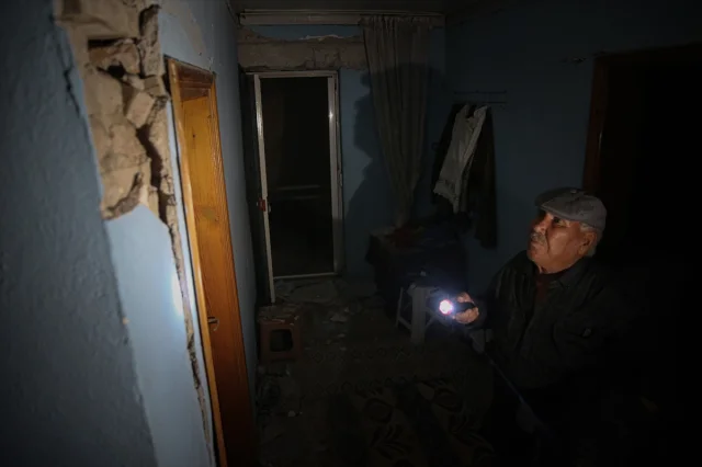 Balıkesir'deki Şiddetli Deprem Kırsal Mahalleyi Sarstı