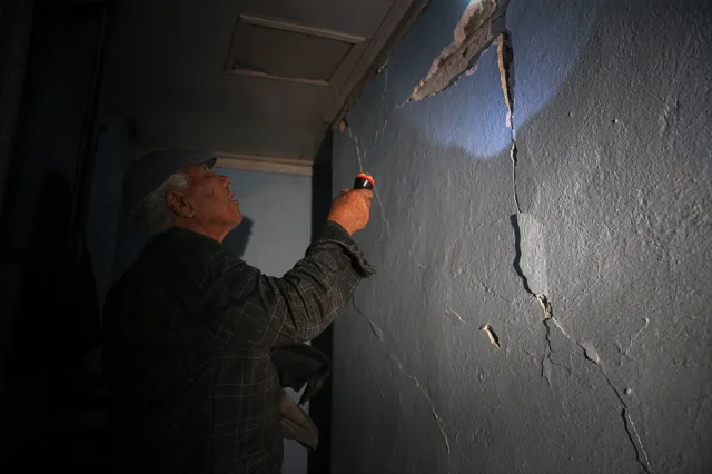 Balıkesir'deki Şiddetli Deprem Kırsal Mahalleyi Sarstı