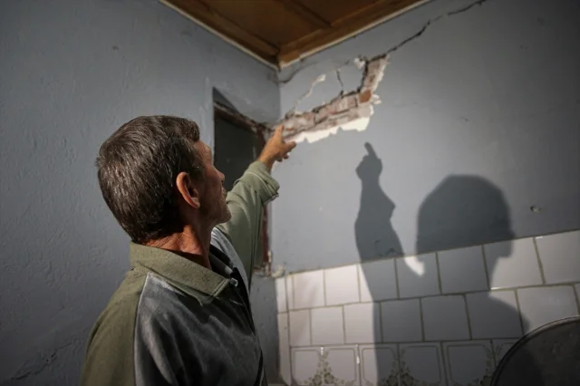 Balıkesir'deki Şiddetli Deprem Kırsal Mahalleyi Sarstı