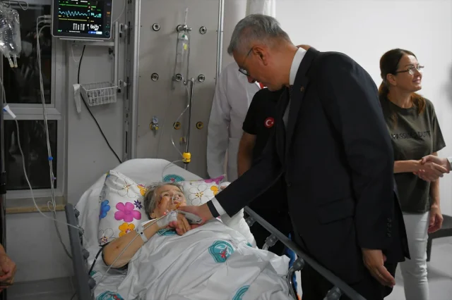 Sağlık Bakanı Memişoğlu'ndan Balıkesir’deki Depremzedelere Moral Ziyareti