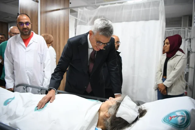 Sağlık Bakanı Memişoğlu'ndan Balıkesir’deki Depremzedelere Moral Ziyareti