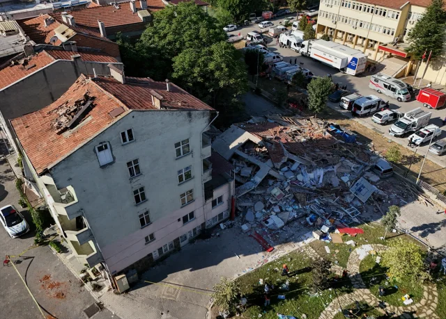 Balıkesir Sındırgı'da Depremin Ardından Yaşam Mücadelesi