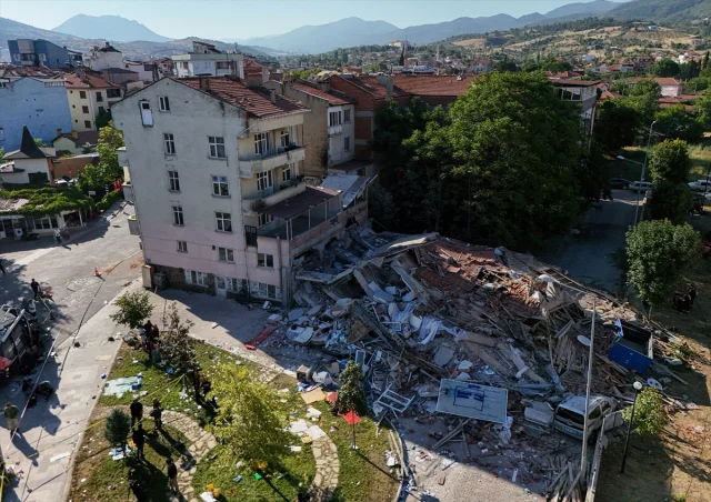 Balıkesir Sındırgı'da Depremin Ardından Yaşam Mücadelesi