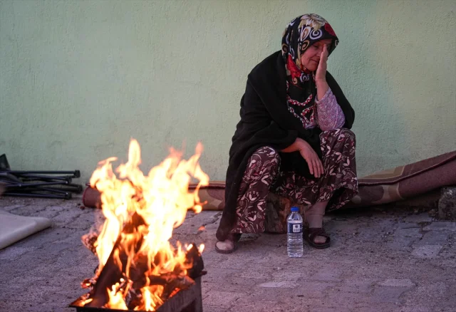 Balıkesir Sındırgı'da Depremin Ardından Korku ve Belirsizlik Sürüyor