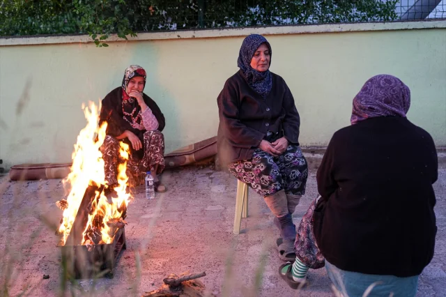 Balıkesir Sındırgı'da Depremin Ardından Korku ve Belirsizlik Sürüyor