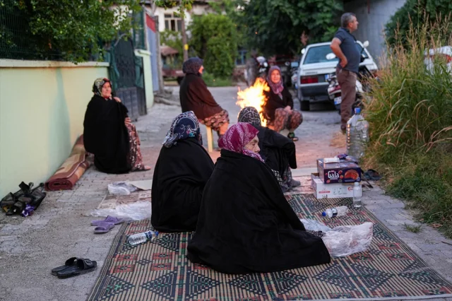 Balıkesir Sındırgı'da Depremin Ardından Korku ve Belirsizlik Sürüyor