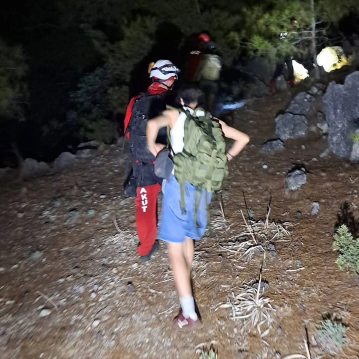 Alanya Kalesi'nde Fotoğraf Çekmeye Giden Öğrenciler Heyecan Dolu Kurtarma Operasyonuyla Kurtarıldı