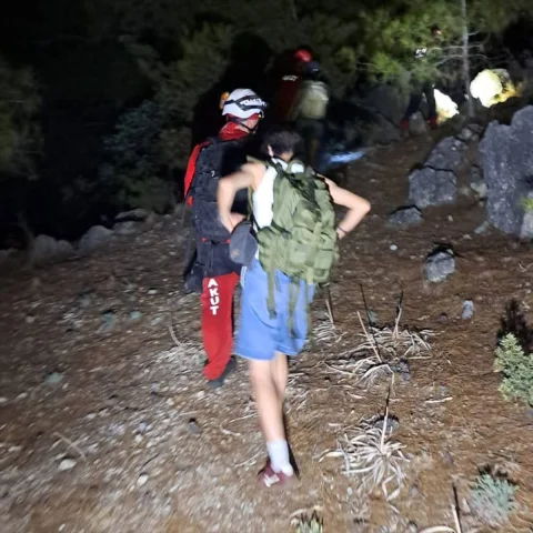 Alanya Kalesi'nde Fotoğraf Çekmeye Giden Öğrenciler Heyecan Dolu Kurtarma Operasyonuyla Kurtarıldı
