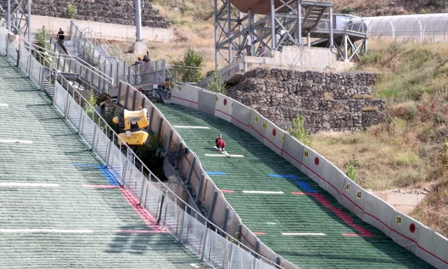 Erzurum'da Gençler Kayakla Atlama Sporunda Geleceğe Hazırlanıyor