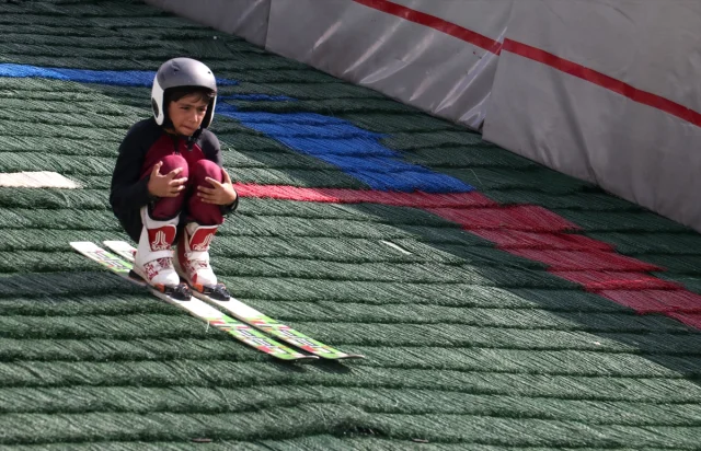 Erzurum'da Gençler Kayakla Atlama Sporunda Geleceğe Hazırlanıyor