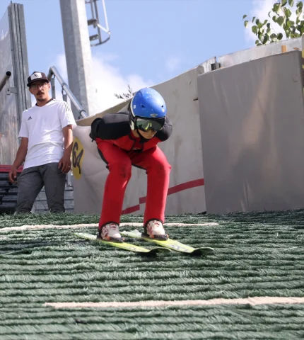 Erzurum'da Gençler Kayakla Atlama Sporunda Geleceğe Hazırlanıyor